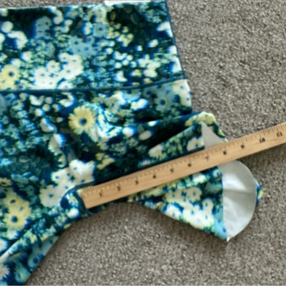 aerie Offline Goals 3D 7" Inseam Bike Shorts in Blue Path Size Medium - Picture 7 of 7